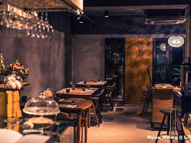 L 'AGE aging Restaurant