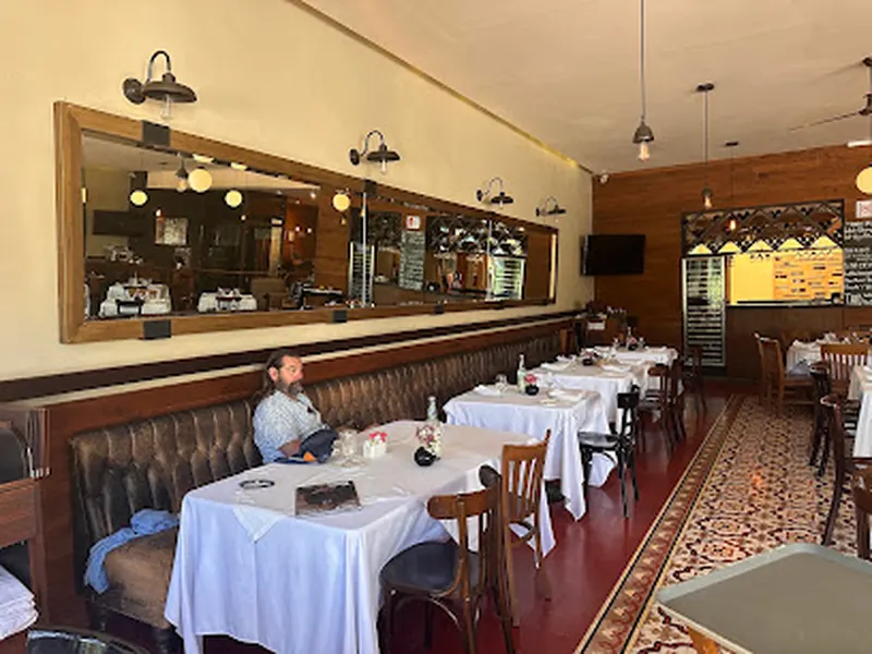 Tr3s 3istro Restaurant & Oyster Bar
