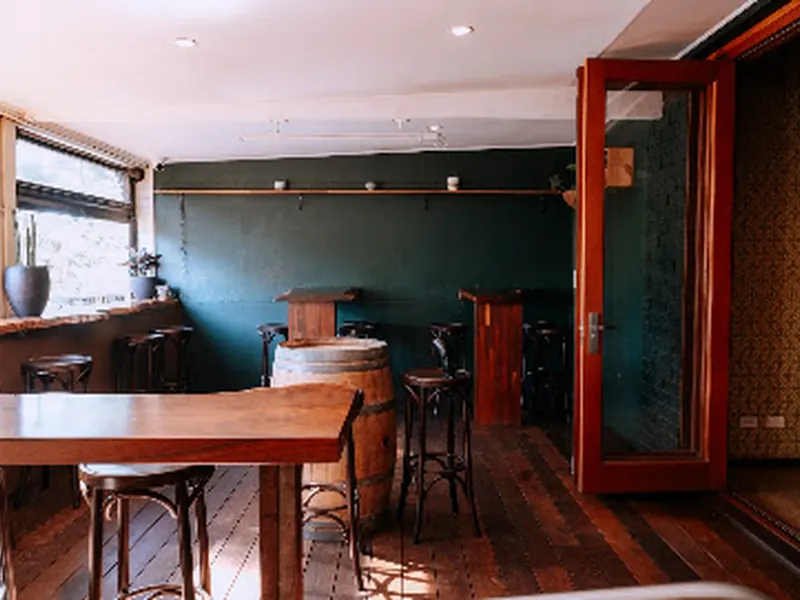 Pearl's Bar