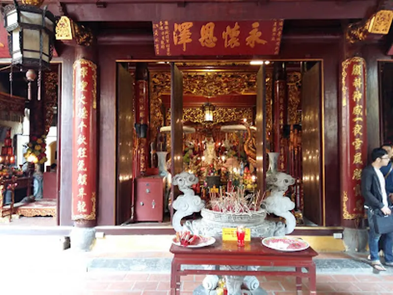 Bach Ma Temple