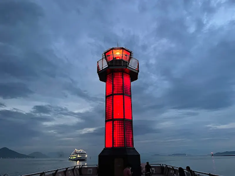Takamatsu Harbor Tamamo Pier Lighthouse (Seto Shirube)